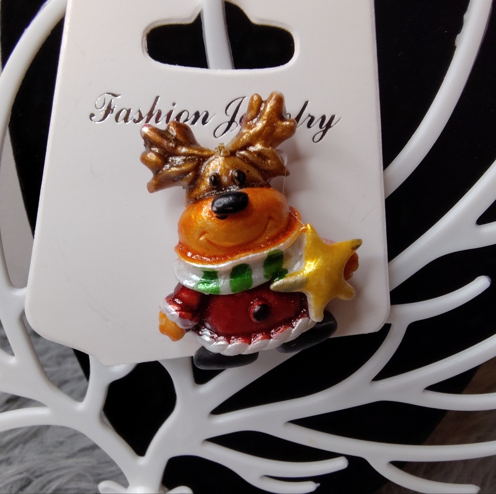 🎄 Christmas Moose With Gold Star Brooch Lapel Pin